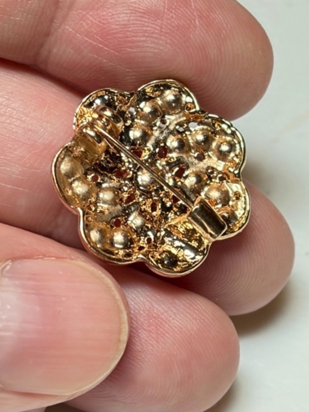 Elegant Gold & Pearl Swirl Brooch. - Picture 4 of 5